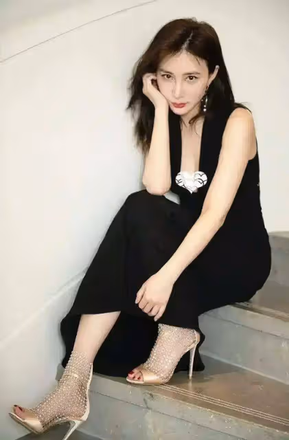 王寶強攜女友馮清現身倫敦,身高差強烈,卻不妨礙幸福感爆棚!