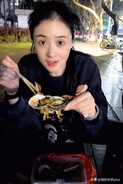 蔣欣坐路邊連吃12隻烤生蚝,湯都喝乾凈,發瘋減肥後頭頂禿一片