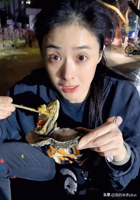 蔣欣坐路邊連吃12隻烤生蚝,湯都喝乾凈,發瘋減肥後頭頂禿一片
