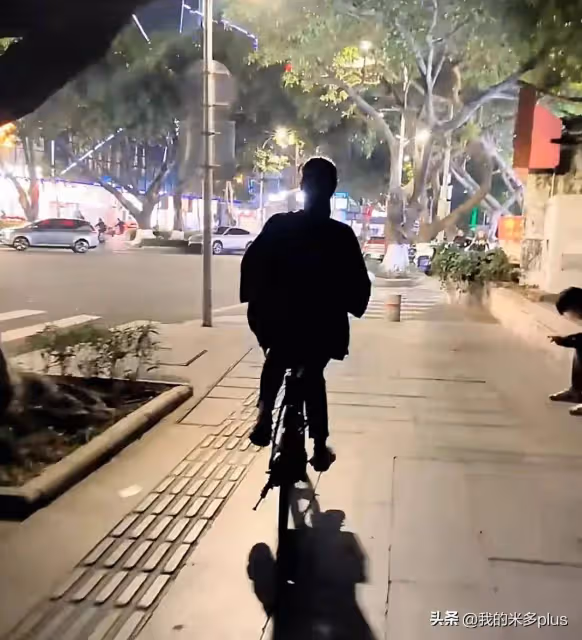 蔣欣坐路邊連吃12隻烤生蚝,湯都喝乾凈,發瘋減肥後頭頂禿一片
