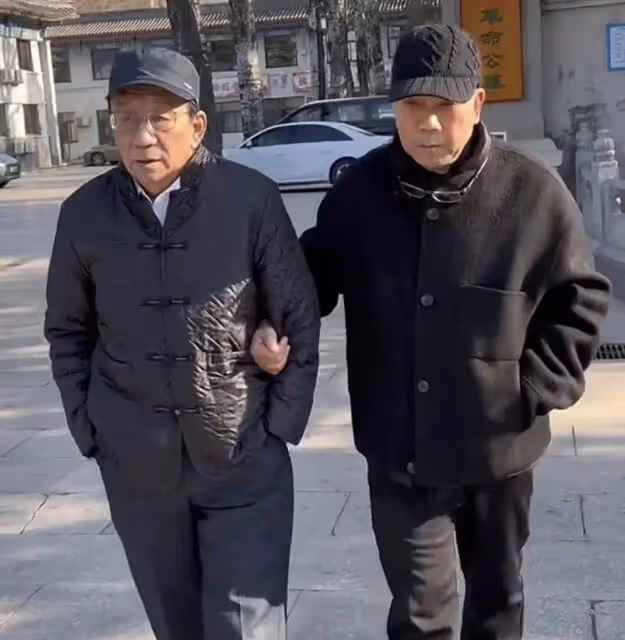 楊議拜師成功以後,更大的隱患還在後邊,稱呼上面就讓別人犯了難