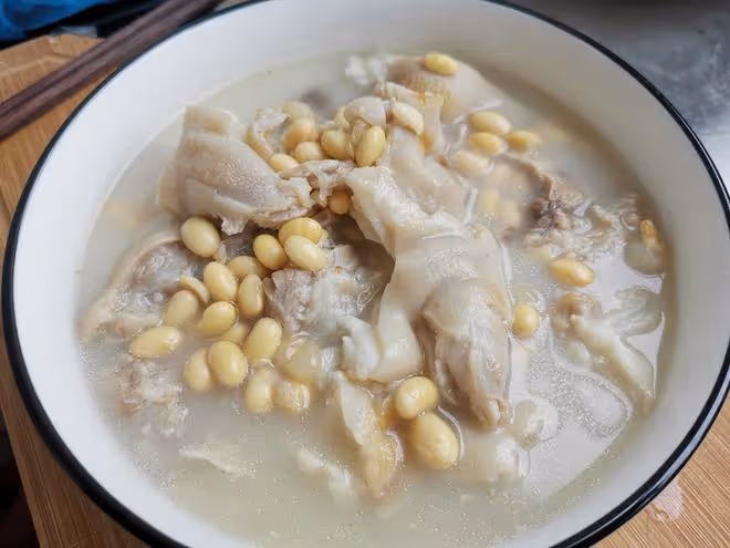孩子愛喝的黃豆燉豬蹄，清香不油膩，先煎後燉才能軟糯彈牙