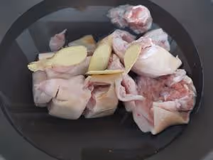 孩子愛喝的黃豆燉豬蹄，清香不油膩，先煎後燉才能軟糯彈牙