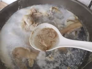 孩子愛喝的黃豆燉豬蹄，清香不油膩，先煎後燉才能軟糯彈牙