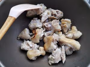 孩子愛喝的黃豆燉豬蹄，清香不油膩，先煎後燉才能軟糯彈牙