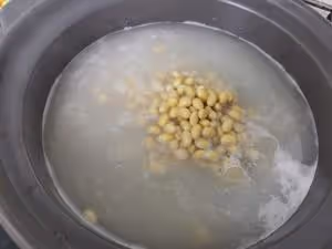 孩子愛喝的黃豆燉豬蹄，清香不油膩，先煎後燉才能軟糯彈牙