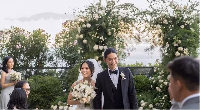 霍英東孫女曬性感寫真,與老公街頭擁吻,曾高情商贊凍齡婆婆美貌