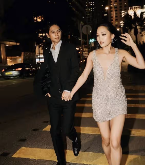 霍英東孫女曬性感寫真,與老公街頭擁吻,曾高情商贊凍齡婆婆美貌