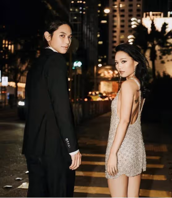 霍英東孫女曬性感寫真,與老公街頭擁吻,曾高情商贊凍齡婆婆美貌
