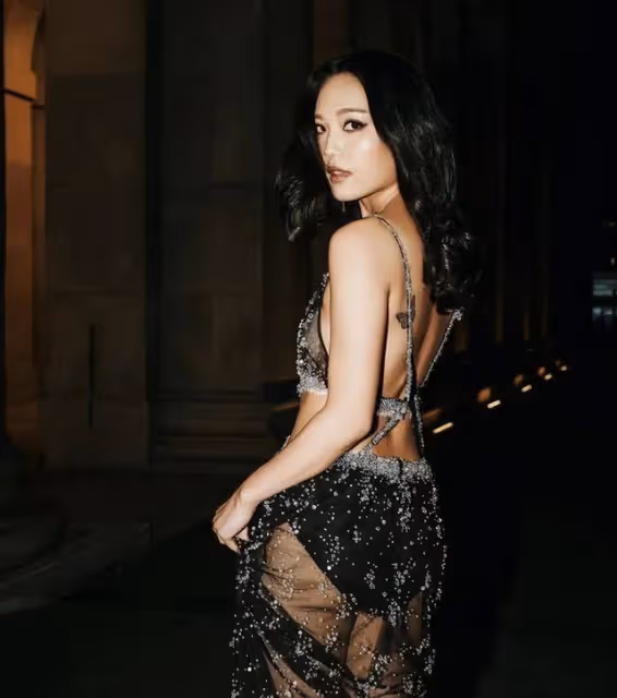 霍英東孫女曬性感寫真,與老公街頭擁吻,曾高情商贊凍齡婆婆美貌