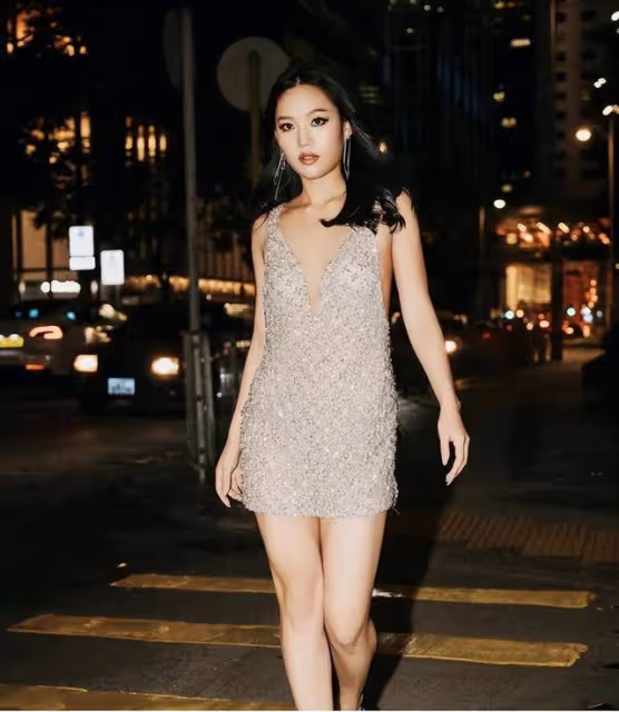 霍英東孫女曬性感寫真,與老公街頭擁吻,曾高情商贊凍齡婆婆美貌