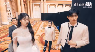 不愧主持過四屆的前輩！柳俊烈頒獎典禮頻走神！張員瑛神救場網狂贊