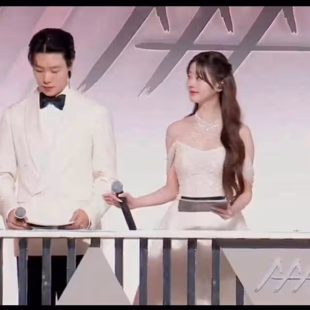 不愧主持過四屆的前輩！柳俊烈頒獎典禮頻走神！張員瑛神救場網狂贊