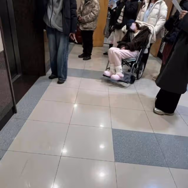 趙露思好友為她報平安，曝光高強度工作安排，網怒斥工作室別榨乾她