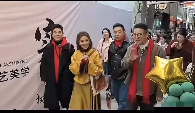 51歲朱迅真實顏值曝光,有白髮皺紋明顯,與美顏相機差距大