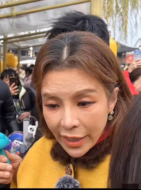 51歲朱迅真實顏值曝光,有白髮皺紋明顯,與美顏相機差距大
