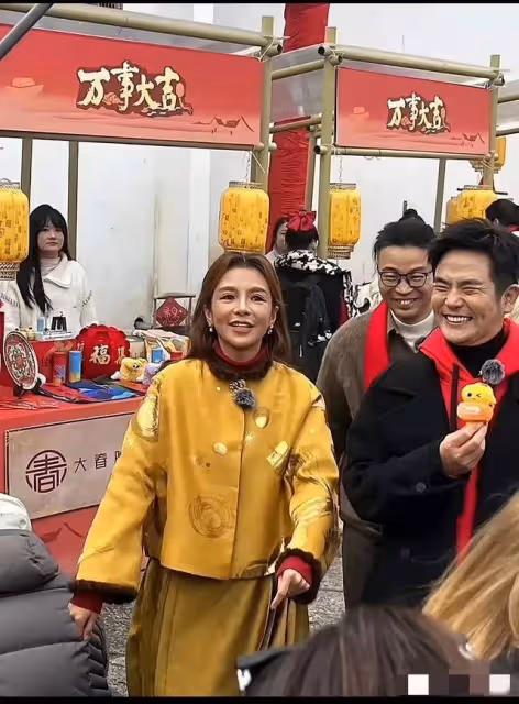 51歲朱迅真實顏值曝光,有白髮皺紋明顯,與美顏相機差距大