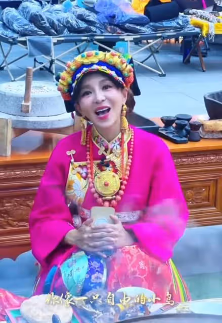 51歲朱迅真實顏值曝光,有白髮皺紋明顯,與美顏相機差距大
