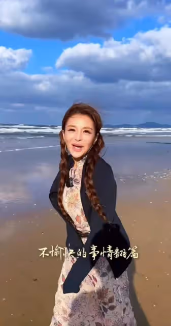 51歲朱迅真實顏值曝光,有白髮皺紋明顯,與美顏相機差距大
