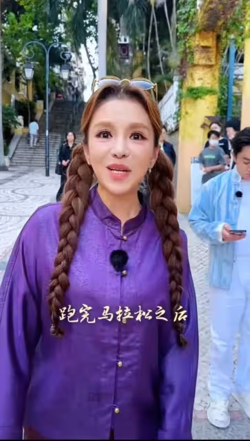 51歲朱迅真實顏值曝光,有白髮皺紋明顯,與美顏相機差距大
