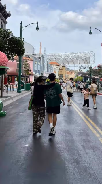 偶遇張柏芝和二兒子出遊,母子搭肩好有愛,14歲小Q身高直逼180