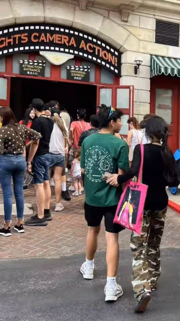 偶遇張柏芝和二兒子出遊,母子搭肩好有愛,14歲小Q身高直逼180