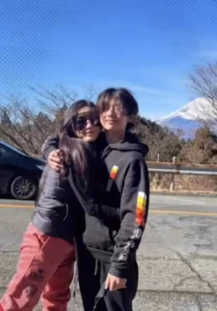 偶遇張柏芝和二兒子出遊,母子搭肩好有愛,14歲小Q身高直逼180