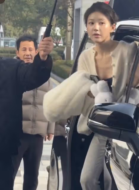 趙露思敬業帶病仍拍戲,18號突發疾入院,父親神情透露病情重