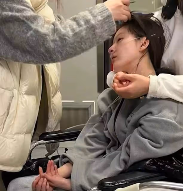 趙露思敬業帶病仍拍戲,18號突發疾入院,父親神情透露病情重