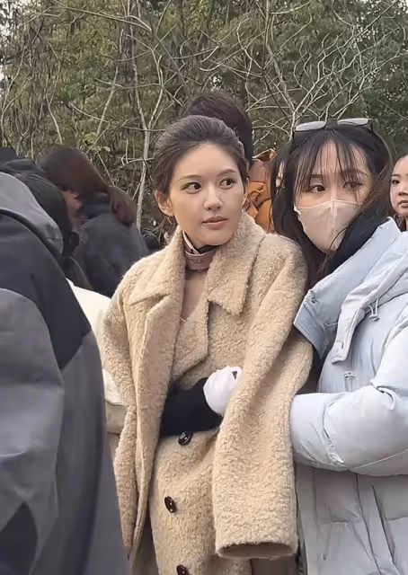 趙露思敬業帶病仍拍戲,18號突發疾入院,父親神情透露病情重