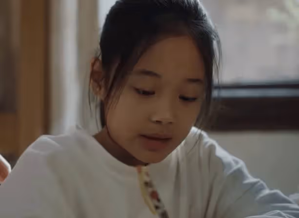 梅婷女兒進軍電影圈!11歲快快繼承媽媽美貌,母女倆如複製粘貼,連「小黑眼圈」都一樣