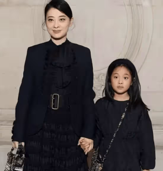 梅婷女兒進軍電影圈!11歲快快繼承媽媽美貌,母女倆如複製粘貼,連「小黑眼圈」都一樣