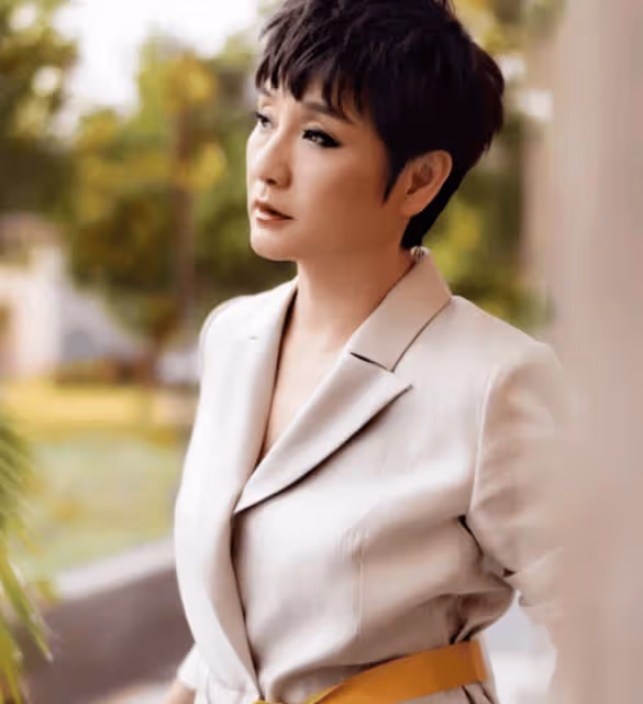 叫板鞏俐,被蔣雯麗奪愛,兩度被拋棄至今50歲未婚未育,這位女星怎麼這麼慘?