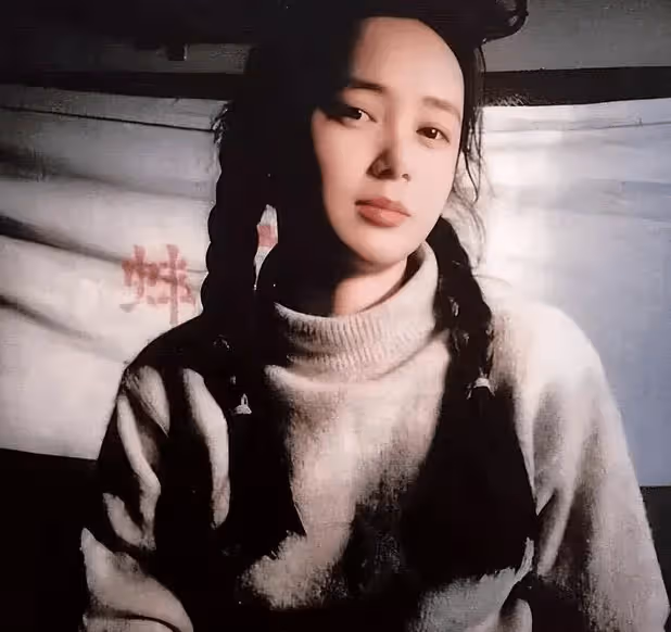 叫板鞏俐,被蔣雯麗奪愛,兩度被拋棄至今50歲未婚未育,這位女星怎麼這麼慘?