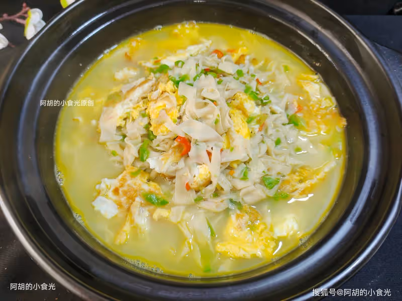 天冷不會吃此菜太虧,賽過大魚大肉!熱乎乎地來一鍋,滿口軟嫩高蛋白、特下飯,上桌就吃個精光