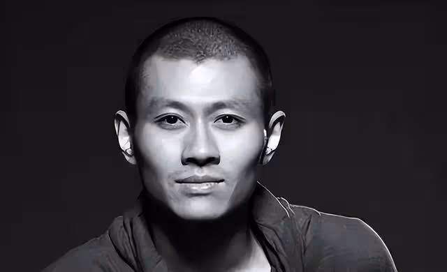 楊麗萍御用搭檔悲劇自殺，生前精神痛苦，39樓一躍而下