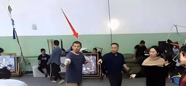 楊麗萍御用搭檔悲劇自殺,生前精神痛苦,39樓一躍而下