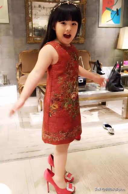 李湘現身長沙高奢商場,胖成H型沒有腰,王詩齡又買LV真能花錢