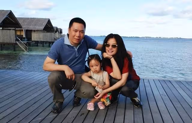 48歲趙薇現狀堪憂:已離婚多年,為奪回女兒撫養權,疑似凈身出戶