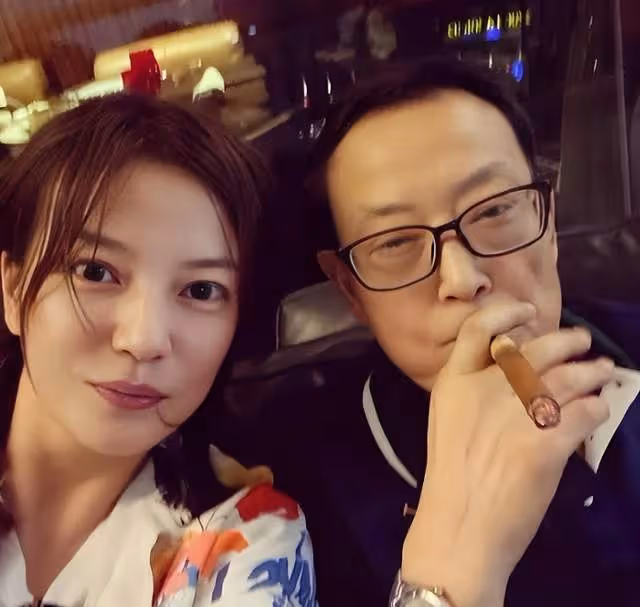 48歲趙薇現狀堪憂:已離婚多年,為奪回女兒撫養權,疑似凈身出戶