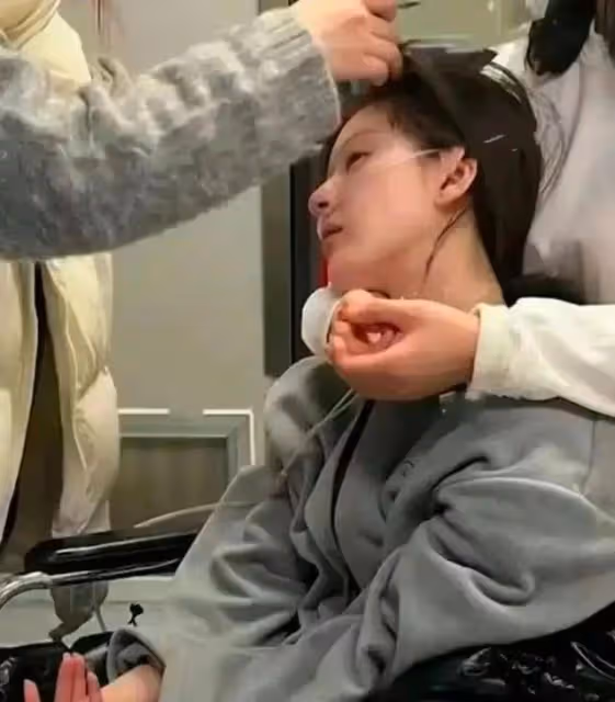 趙露思坐輪椅已能說話恢復訓練!昔日她膚白貌美性感撩人