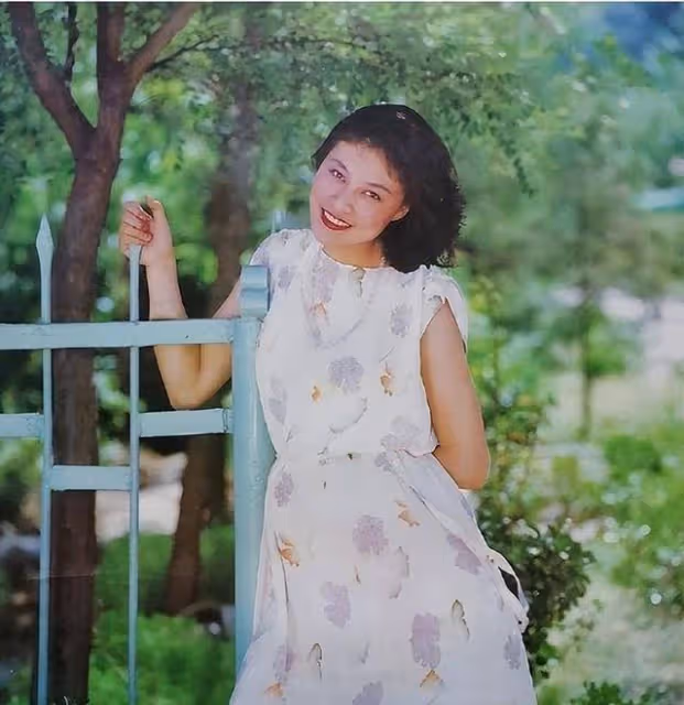 岳紅影后之路坎坷!患癌遭夫拋棄,女兒如今被張嘉譯力捧
