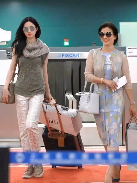 劉亦菲與媽媽現身哈爾濱!劉曉莉保養得宜氣質好,母女同框像姐妹