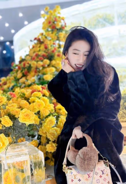 劉亦菲與媽媽現身哈爾濱!劉曉莉保養得宜氣質好,母女同框像姐妹