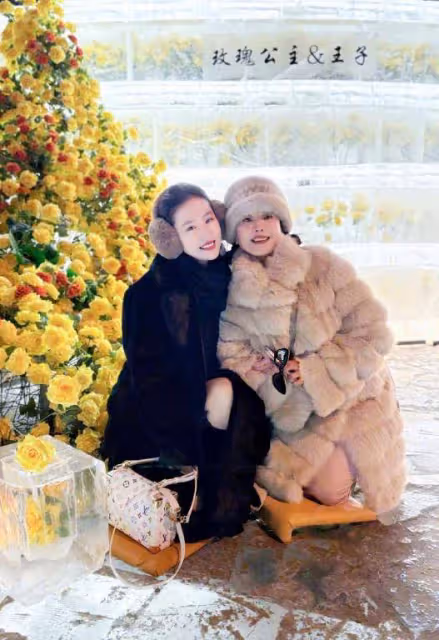 劉亦菲與媽媽現身哈爾濱!劉曉莉保養得宜氣質好,母女同框像姐妹