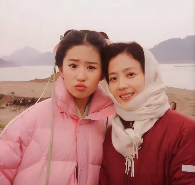 劉亦菲與媽媽現身哈爾濱!劉曉莉保養得宜氣質好,母女同框像姐妹