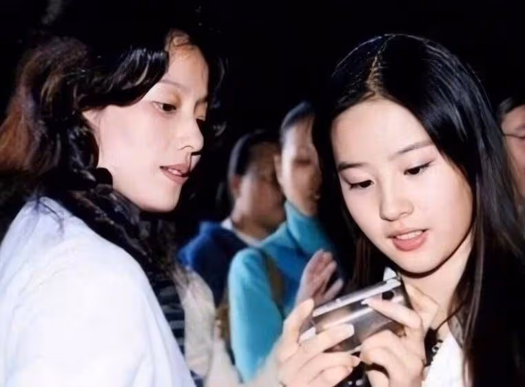 劉亦菲與媽媽現身哈爾濱!劉曉莉保養得宜氣質好,母女同框像姐妹
