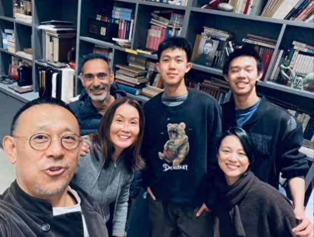 姜文一家四口罕同框!46歲周韻斷崖衰老認不出,倆兒子顏值好普通