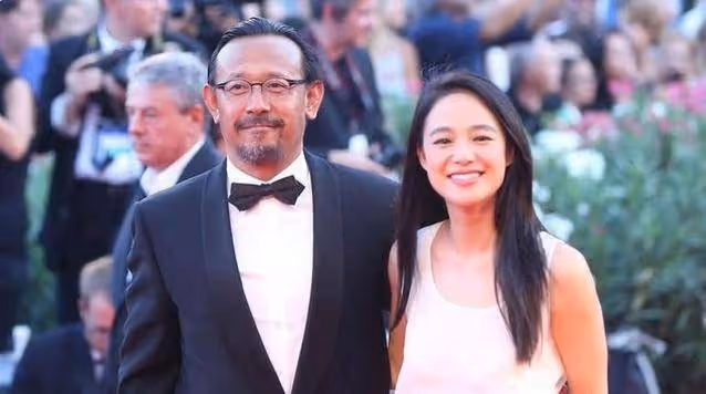 姜文一家四口罕同框!46歲周韻斷崖衰老認不出,倆兒子顏值好普通