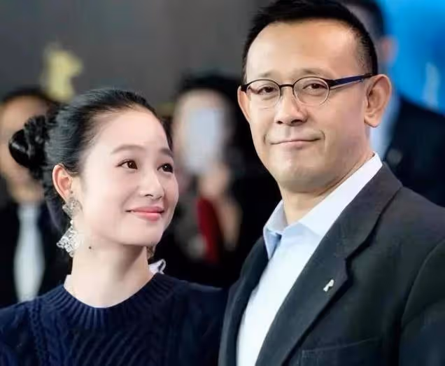 姜文一家四口罕同框!46歲周韻斷崖衰老認不出,倆兒子顏值好普通
